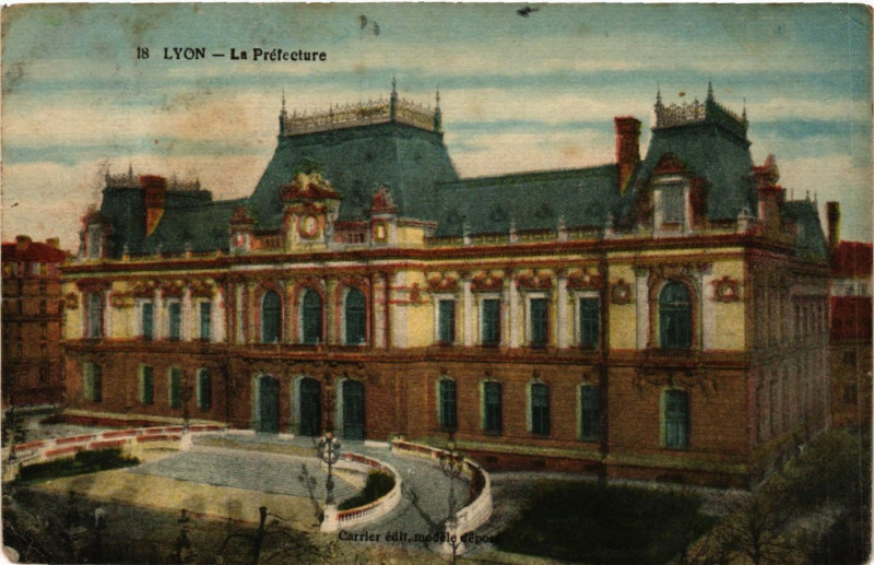 Carte postale ancienne Lyon La Prefecture à Lyon