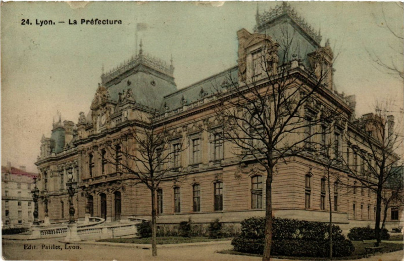 Carte postale ancienne Lyon La Prefecture à Lyon