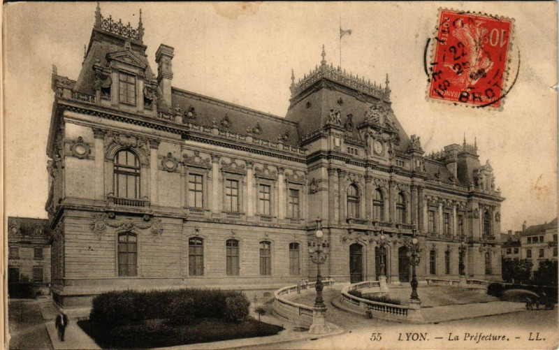 Carte postale ancienne Lyon La Prefecture à Lyon