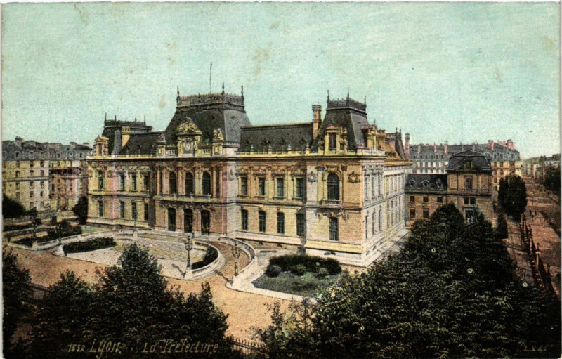 Carte postale ancienne Lyon La Prefecture à Lyon