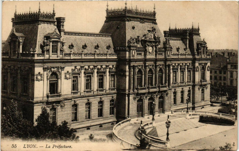 Carte postale ancienne Lyon La Prefecture à Lyon