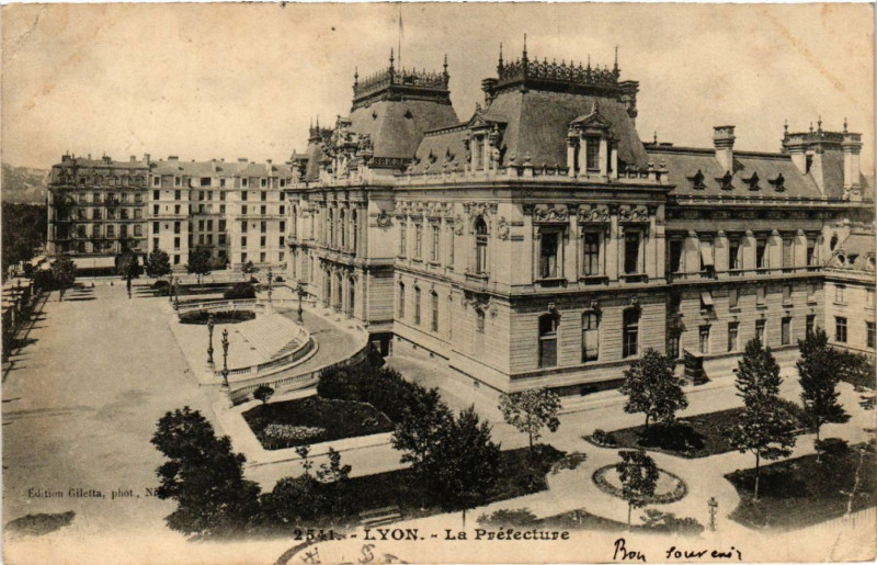 Carte postale ancienne Lyon La Prefecture à Lyon