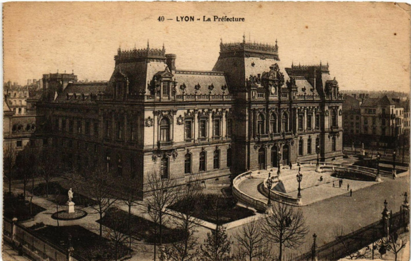 Carte postale ancienne Lyon La Prefecture à Lyon