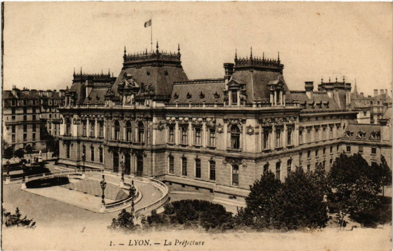 Carte postale ancienne Lyon La Prefecture à Lyon
