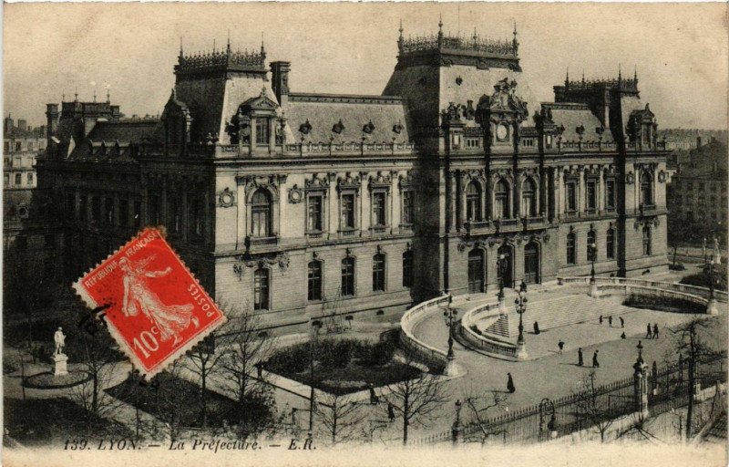 Carte postale ancienne Lyon La Prefecture à Lyon