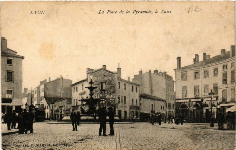 Carte postale ancienne Lyon La Place de la Pyramide à Lyon