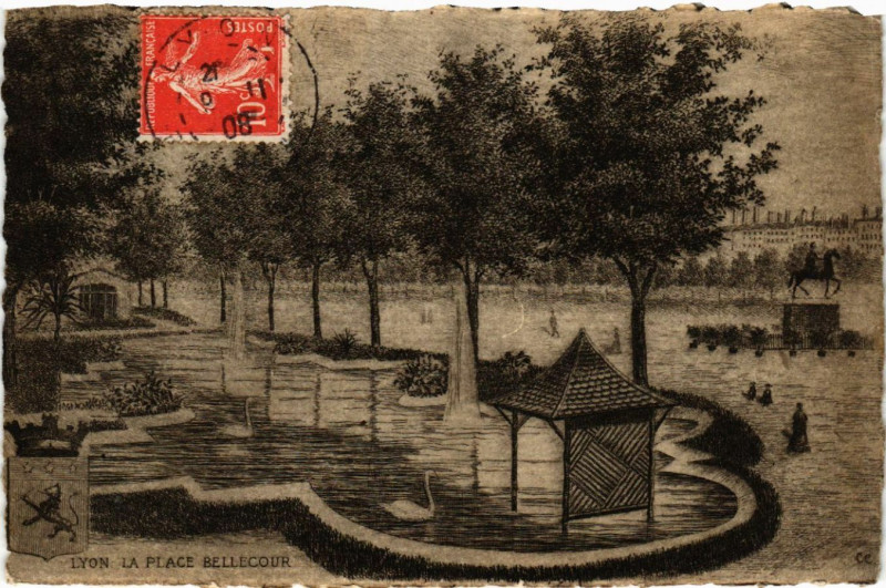 Carte postale ancienne Lyon La Place Bellecour à Lyon