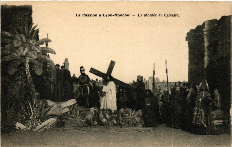 Carte postale ancienne Lyon La Passion-La Montée au Calvaire à Lyon
