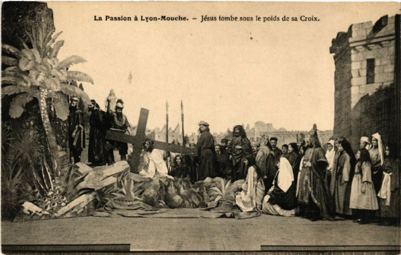 Carte postale ancienne Lyon La Passion-Jesus tombe sous le poids de sa Croix à Lyon