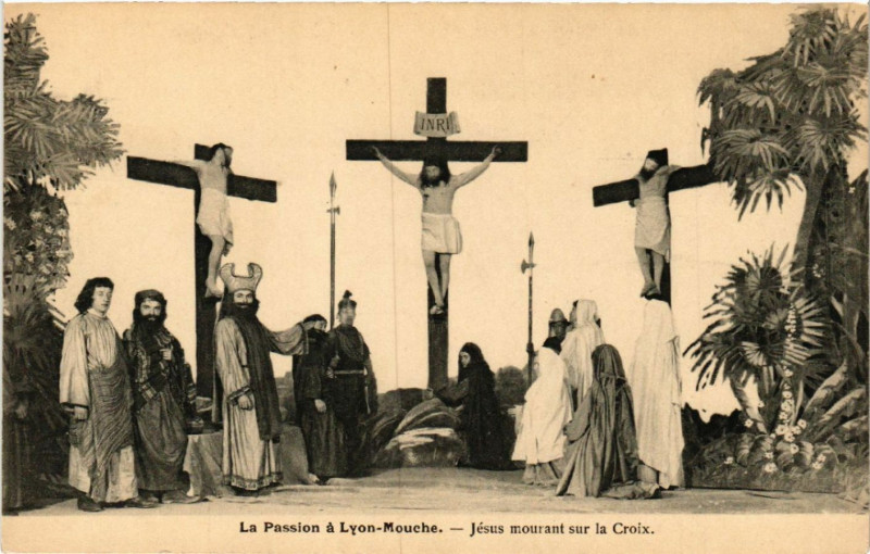 Carte postale ancienne Lyon La Passion-Jesus mourant sur la Croix à Lyon