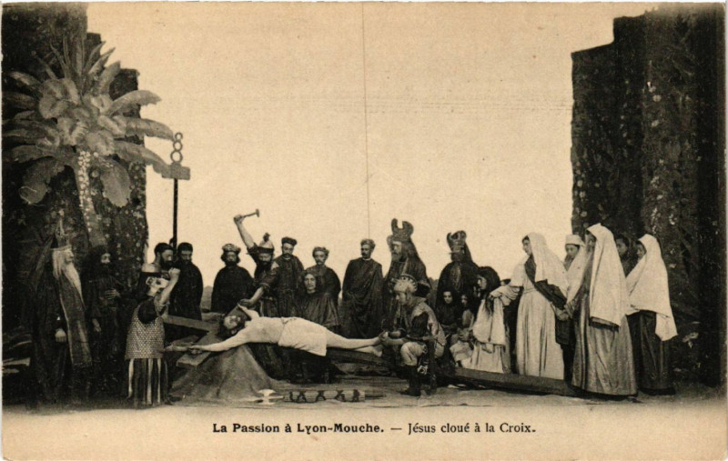 Carte postale ancienne Lyon La Passion-Jesus cloue a la Croix à Lyon
