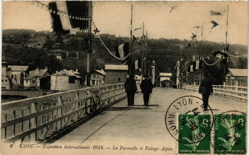 Carte postale ancienne Lyon La Passerelle et Village Alpin à Lyon