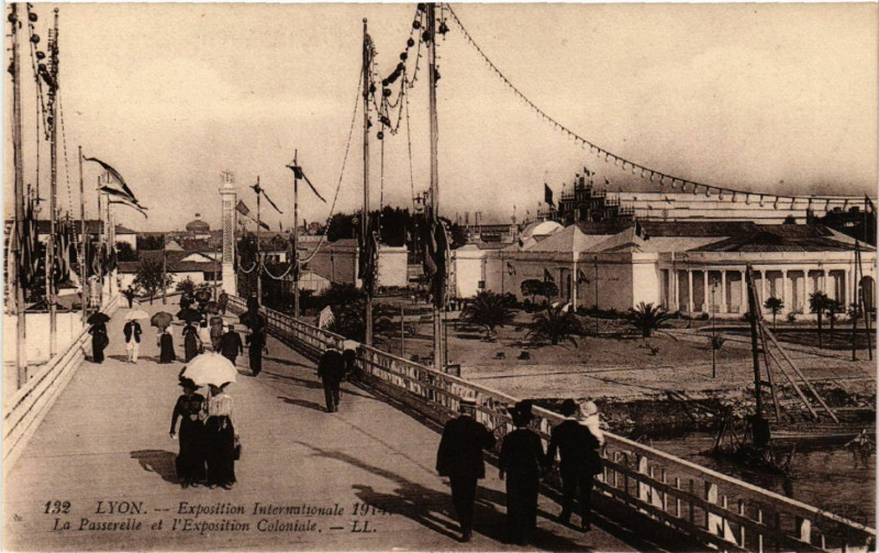 Carte postale ancienne Lyon La Passerelle et l'Exposition Coloniale à Lyon