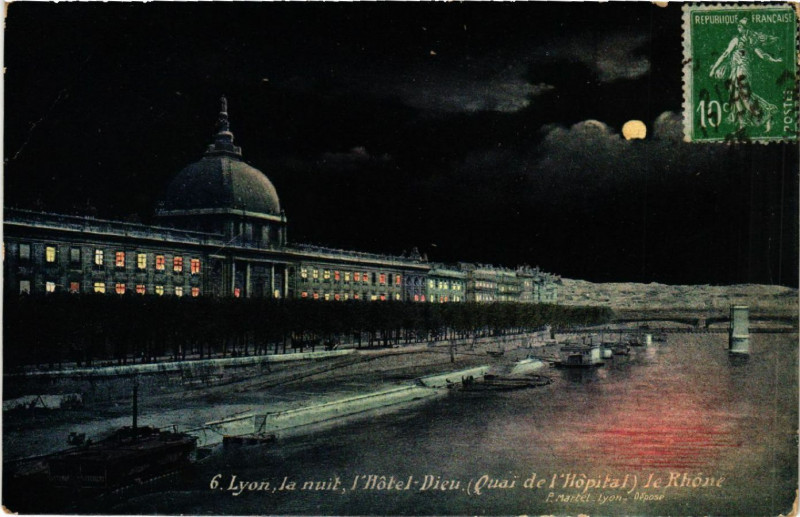 Carte postale ancienne Lyon la nuit l'Hotel Dieu. La Rhone à Lyon