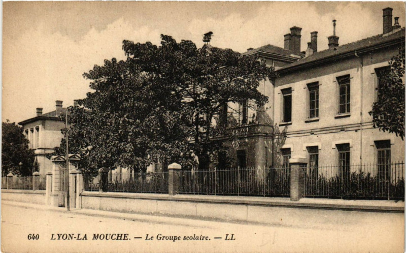 Carte postale ancienne Lyon La Mouche-Le Groupe scolaire à Lyon
