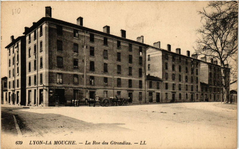 Carte postale ancienne Lyon La Mouche-La Rue des Girondins à Lyon