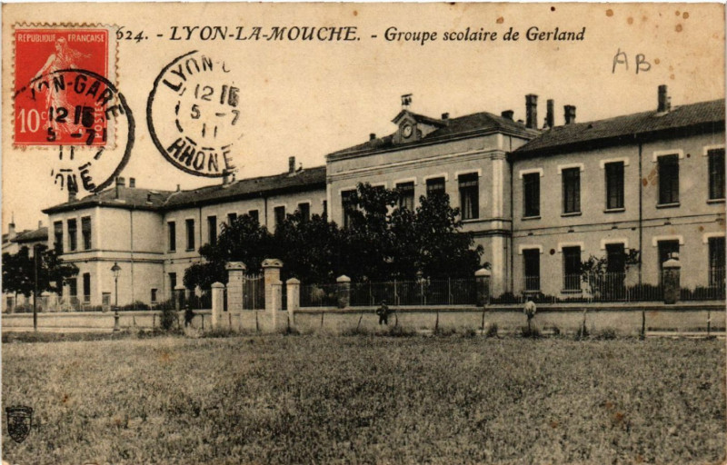 Carte postale ancienne Lyon La Mouche-Groupe scolaire de Gerland à Lyon