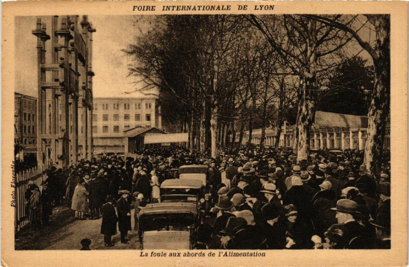 Carte postale ancienne Lyon La foule abords de l'Alimentation à Lyon