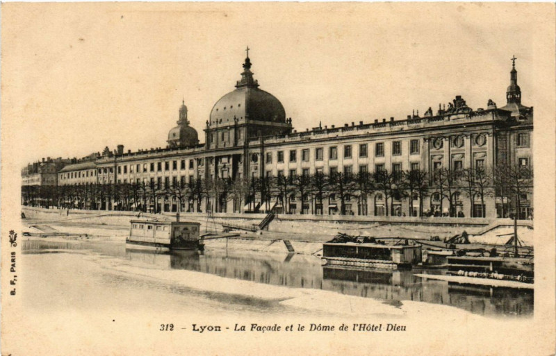 Carte postale ancienne Lyon La Facade et le Dome de l'Hotel Dieu à Lyon