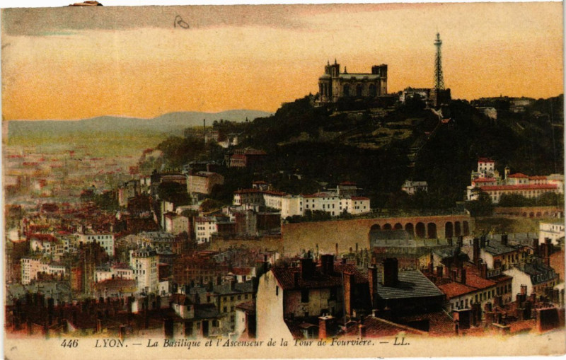 Carte postale ancienne Lyon La Basilique et l'Ascenseur de la Tour de Fourviere à Lyon