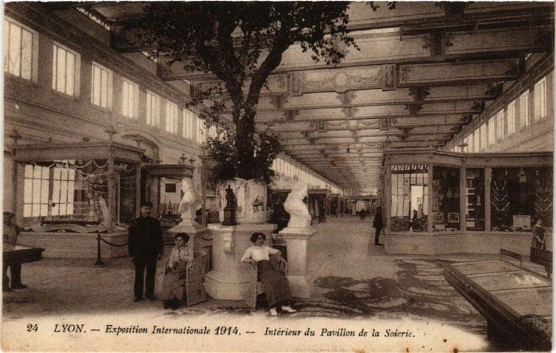 Carte postale ancienne Lyon Interieur du Pavillon de la Soierie à Lyon
