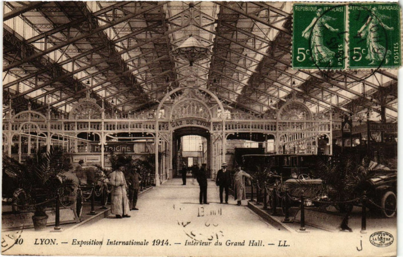 Carte postale ancienne Lyon Interieur du Grand Hall à Lyon
