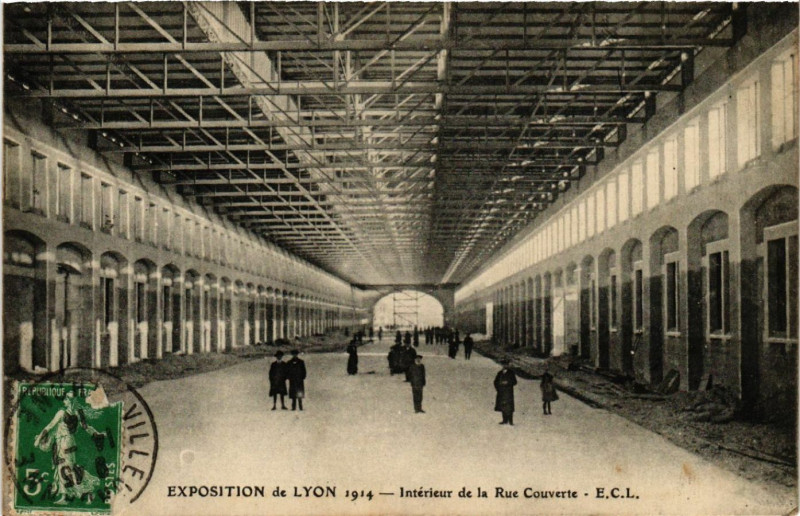 Carte postale ancienne Lyon Interieur de la Rue Couverte à Lyon