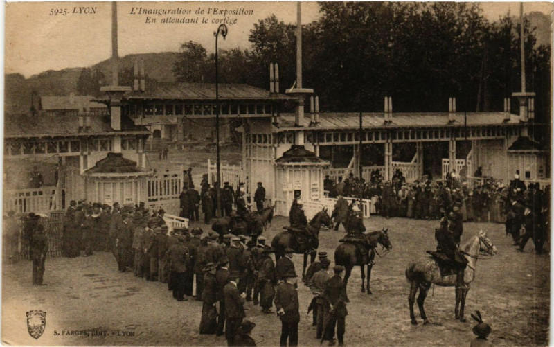 Carte postale ancienne Lyon Inauguration de l'Exposition. En attendant le cortege. à Lyon