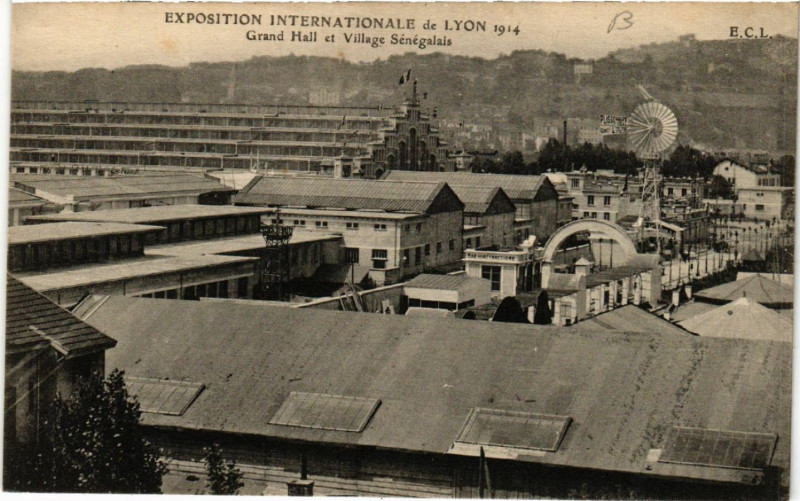 Carte postale ancienne Lyon Grand Hall et Village Senegalais à Lyon