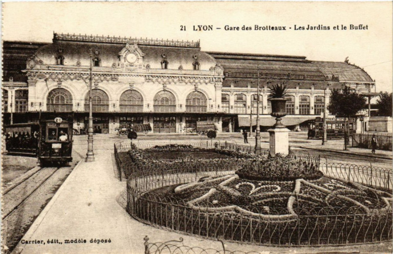 Carte postale ancienne Lyon Gare des Brotteaux-Les Jardins et le Buffet à Lyon