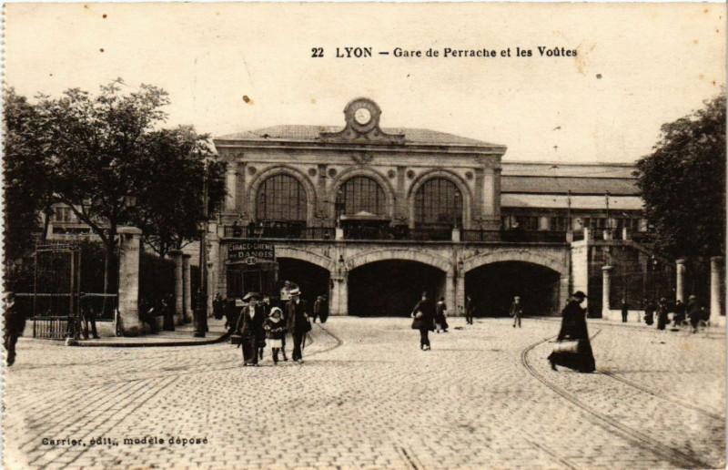 Carte postale ancienne Lyon Gare de Perrache et les Voutes à Lyon
