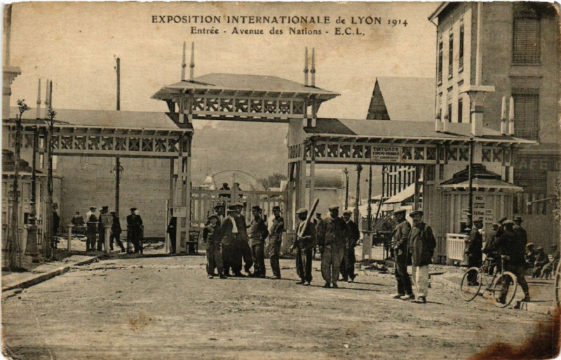 Carte postale ancienne Lyon Entrée-Avenue des Nations à Lyon