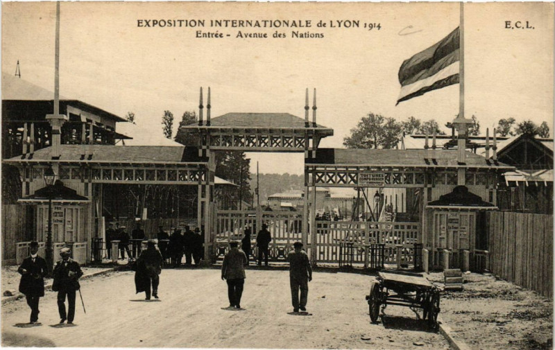 Carte postale ancienne Lyon Entrée-Avenue des Nations à Lyon