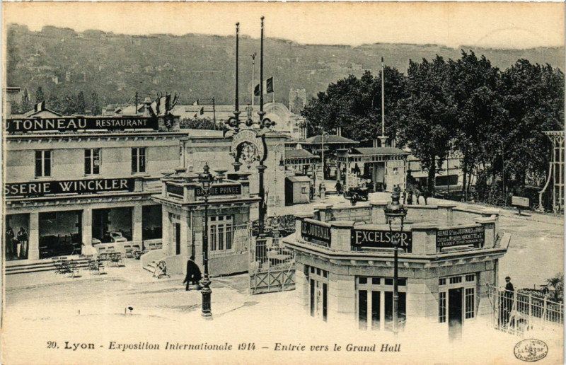 Carte postale ancienne Lyon Entrée vers le Grand Hall à Lyon