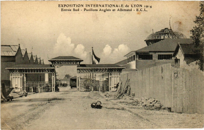 Carte postale ancienne Lyon Entrée Sud-Pavillons Anglais et Allemands à Lyon