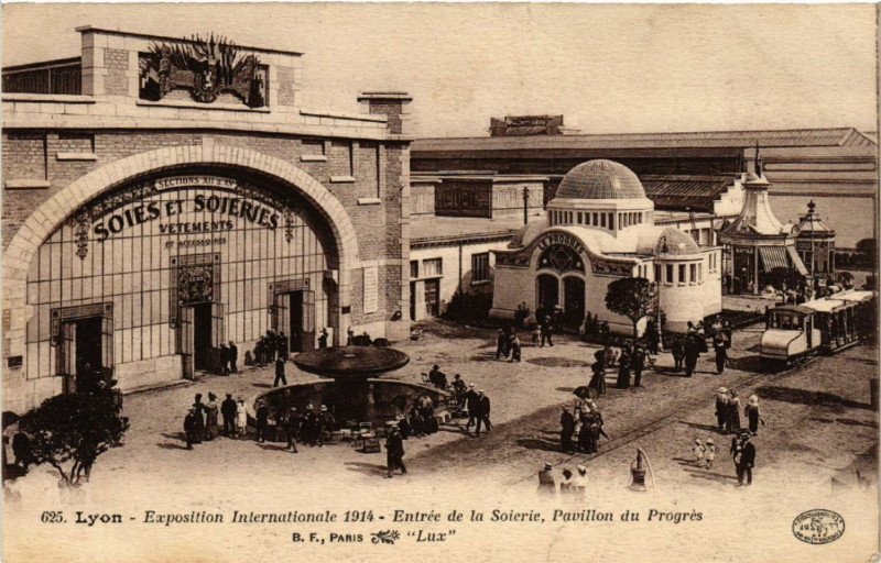 Carte postale ancienne Lyon Entrée de la Soierie Pavillon du Progres à Lyon