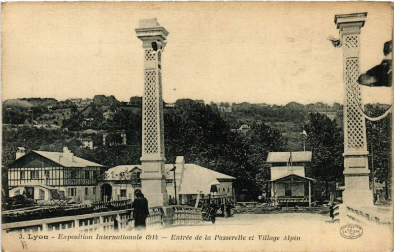 Carte postale ancienne Lyon Entrée de la Passerelle et Village Alpin à Lyon