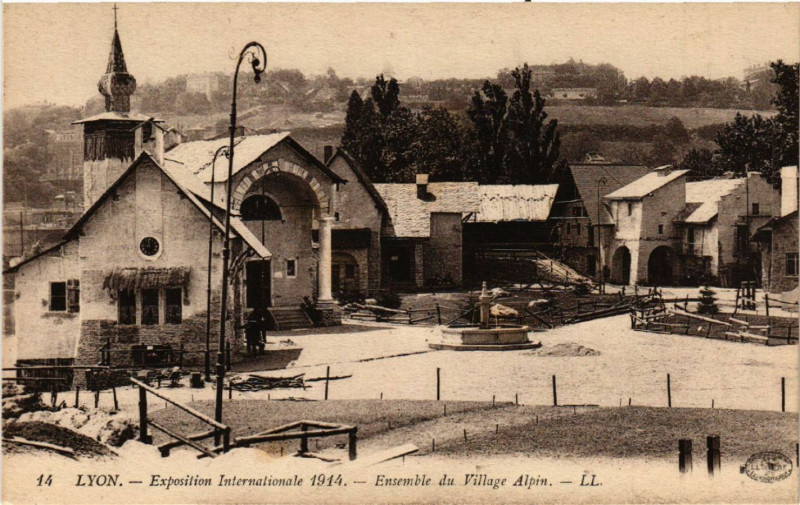 Carte postale ancienne Lyon Ensemble du Village Alpin à Lyon