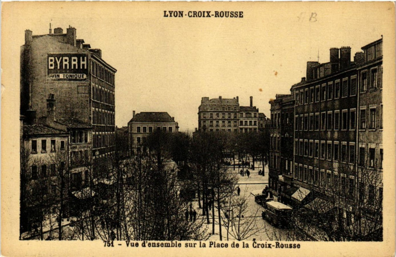 Carte postale ancienne Lyon Croix Rousse-Vue d'ensemble sur la Place de la Croix Rousse à Lyon