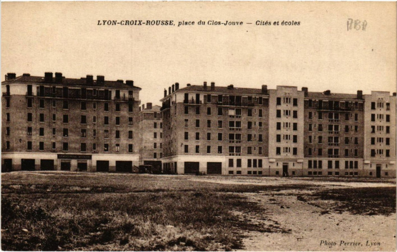 Carte postale ancienne Lyon Croix Rousse-Place du Clos Jouve-Cites et Ecoles à Lyon