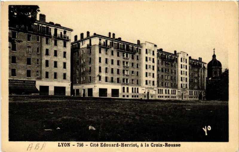 Carte postale ancienne Lyon Cite Edouard Herriot a la Croix Rousse à Lyon