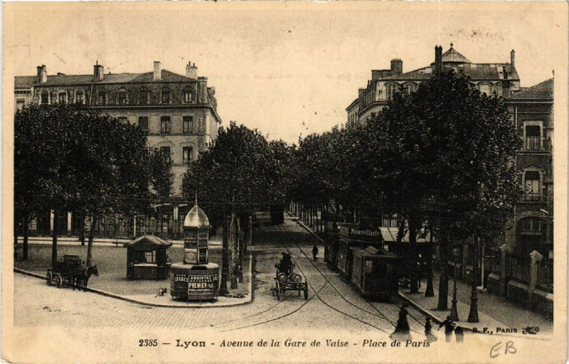 Carte postale ancienne Lyon Avenue de la Gare de Vaise-Place de Paris à Lyon