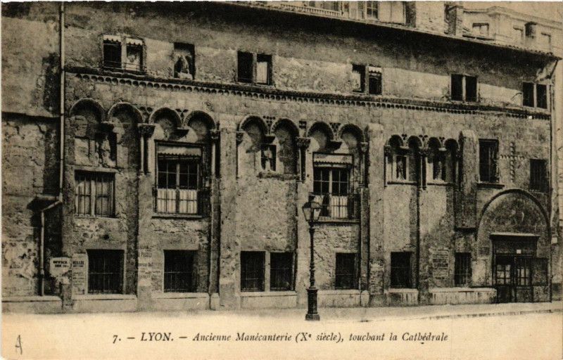Carte postale ancienne Lyon Ancienne Manecanterie touchant la Cathedrale à Lyon