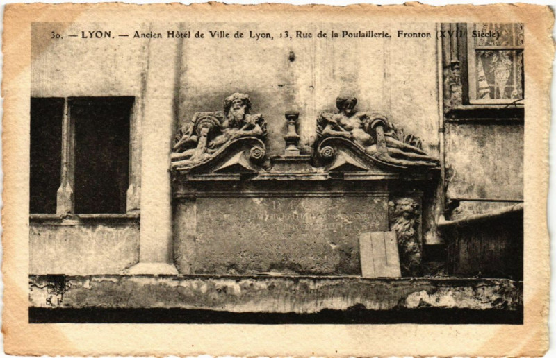 Carte postale ancienne Lyon Ancien Hotel de Ville de Lyon-Fronton à Lyon