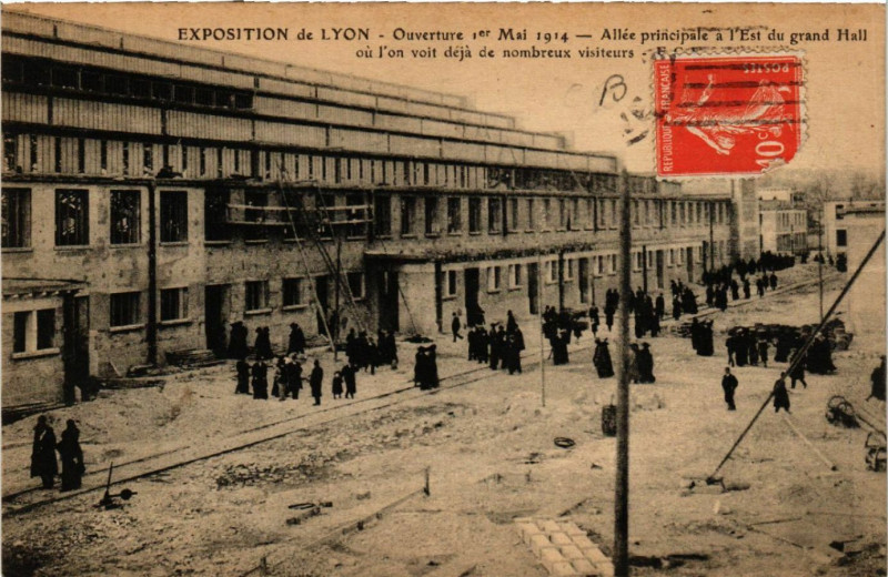 Carte postale ancienne Lyon Allée principale a l'Est du Grand Hall à Lyon