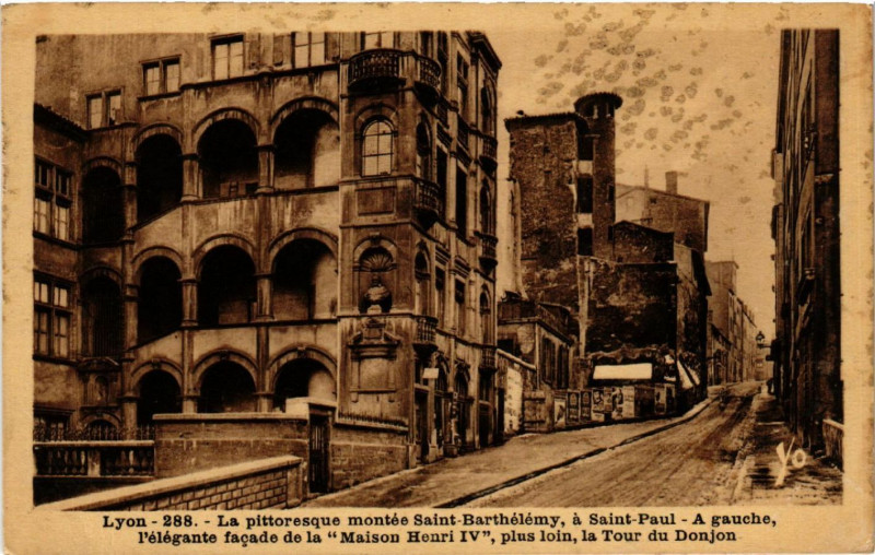 Carte postale ancienne Lyon A gauche l'elegante facade de la â€žMaison Henri IVâ€� à Lyon