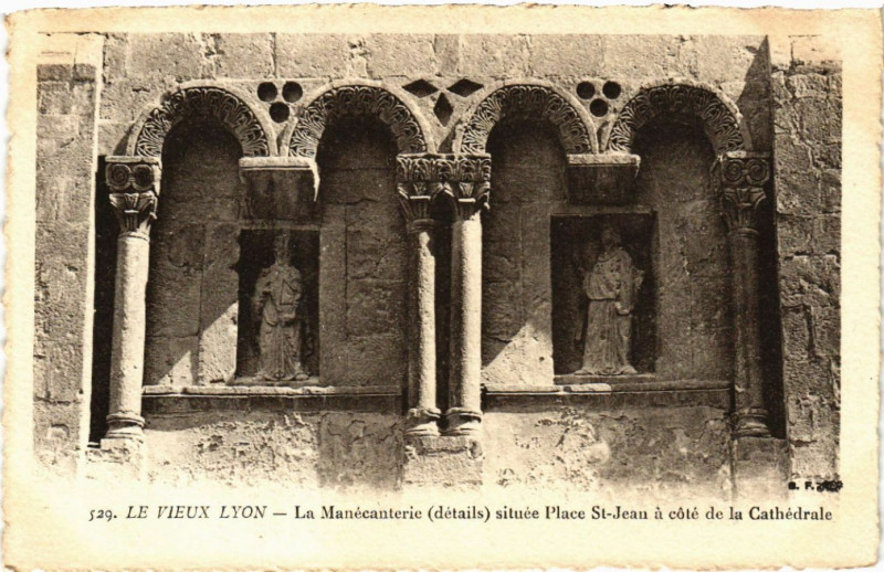 Carte postale ancienne Le Vieux Lyon La Manecanterie située Place St-Jean à Lyon