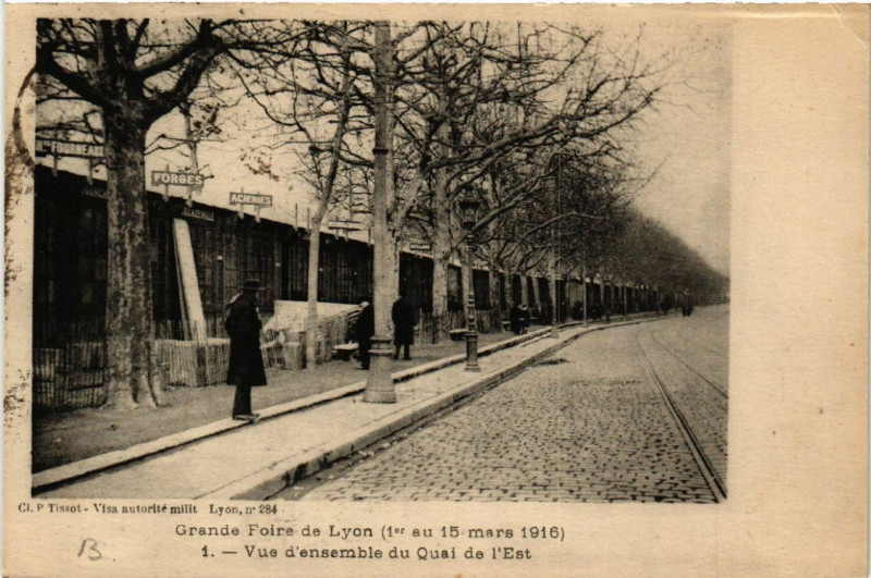 Carte postale ancienne Grande Foire de Lyon Vue d'ensemble du Quai de l'Est à Lyon