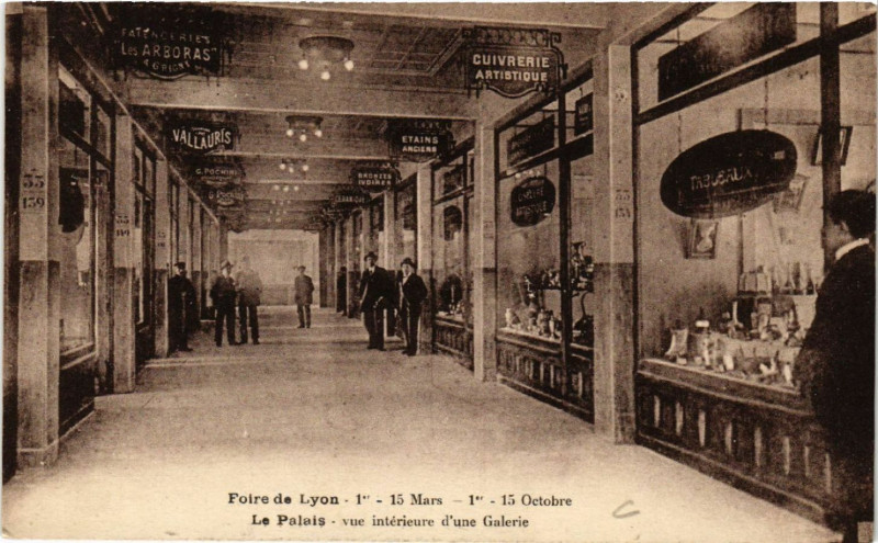 Carte postale ancienne Foire de Lyon Le Palais-vue interieure d'une Galerie à Lyon