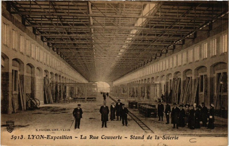Carte postale ancienne Exposition de Lyon La Rue Couverte-Stand de la Soierie à Lyon